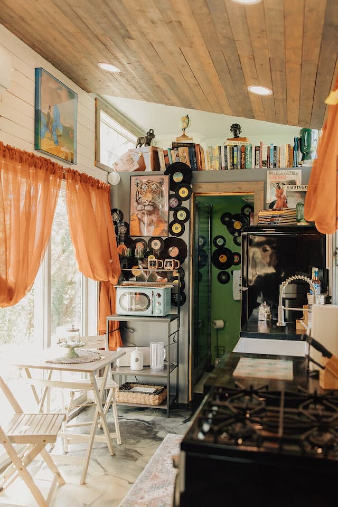 Refrigerador, microondas, cafetera y tetera y utensilios de cocina 