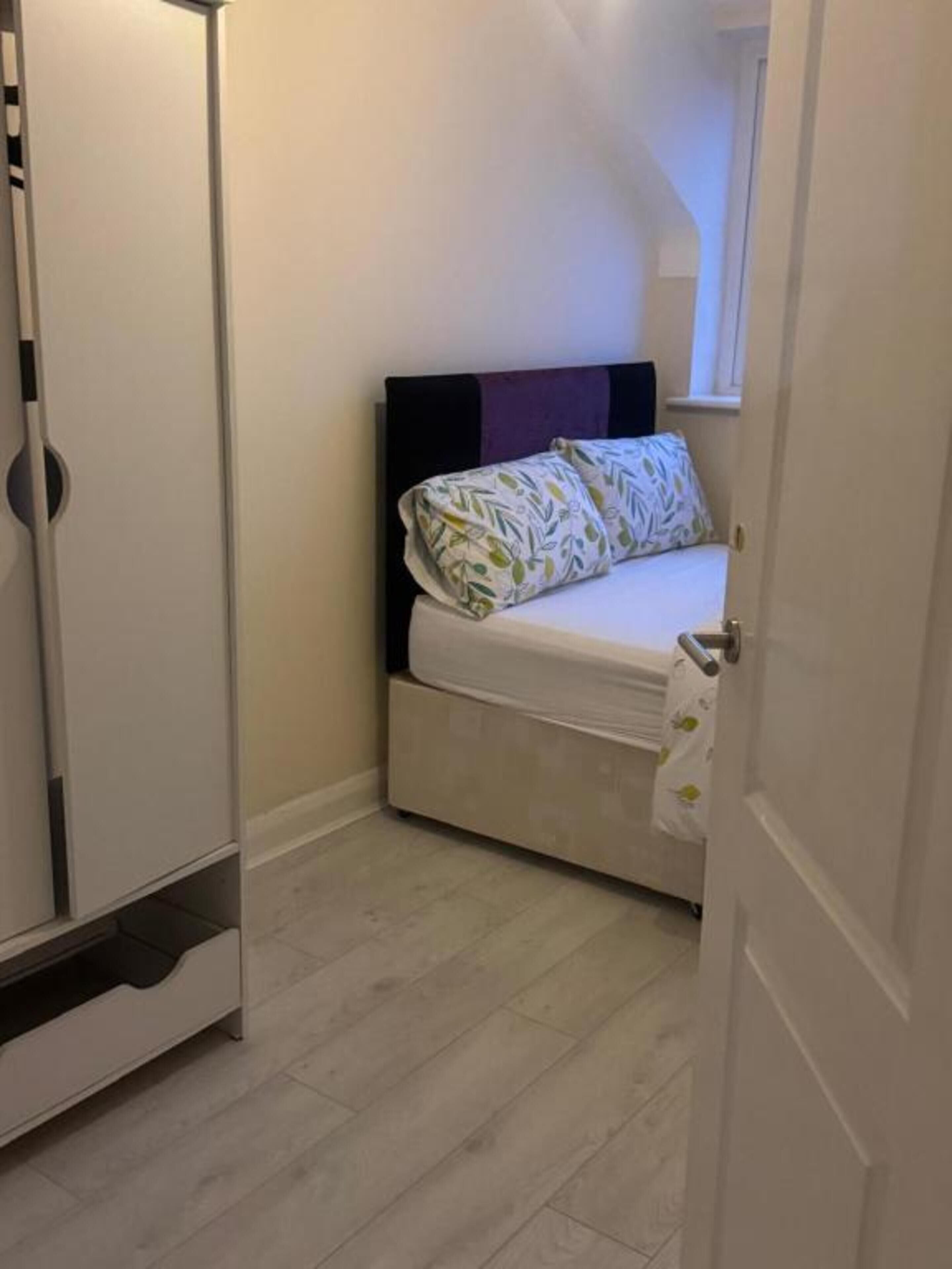 Standard Room, 1 King Bed | Desk, WiFi (free)