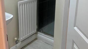 Habitación estándar, 1 cama matrimonial (Shared) | Escritorio y wifi gratis