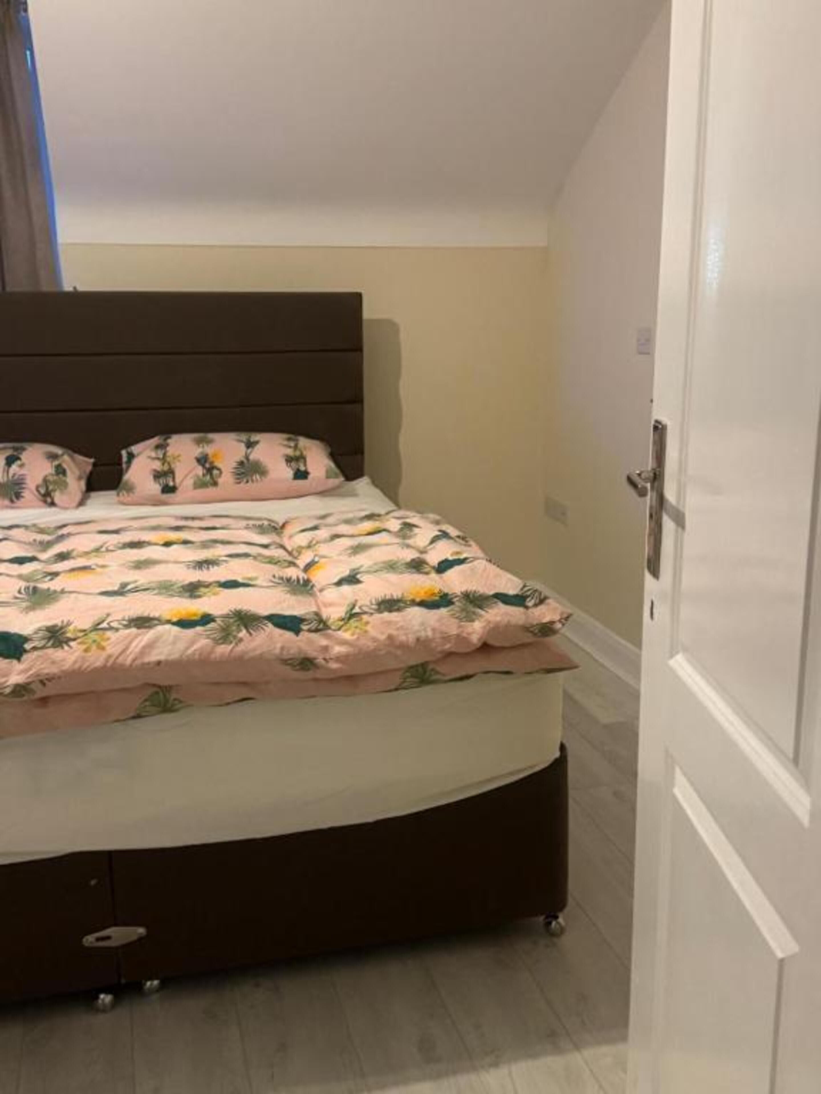 Standard Room, 1 Double Bed (Shared) | Desk, free WiFi