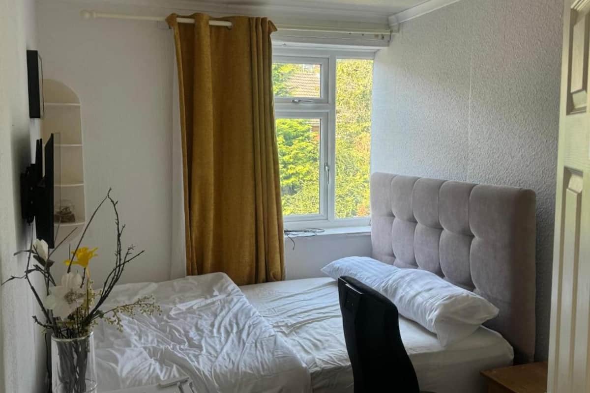 Iron/ironing board, free WiFi, bed sheets