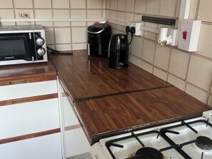 Standard Room, 3 Twin Beds (Shared) | Iron/ironing board, free WiFi, bed sheets - Komegloba Exquisite room (Manchester)