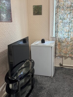 Standard Room, 1 Double Bed (Shared) | Iron/ironing board, free WiFi, bed sheets - Komegloba Exquisite room (Manchester)