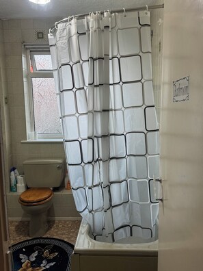 Standard Δωμάτιο, 1 Διπλό Κρεβάτι (Shared) | Μπάνιο | Ντουζιέρα, δωρεάν προϊόντα προσωπικής περιποίησης, πετσέτες