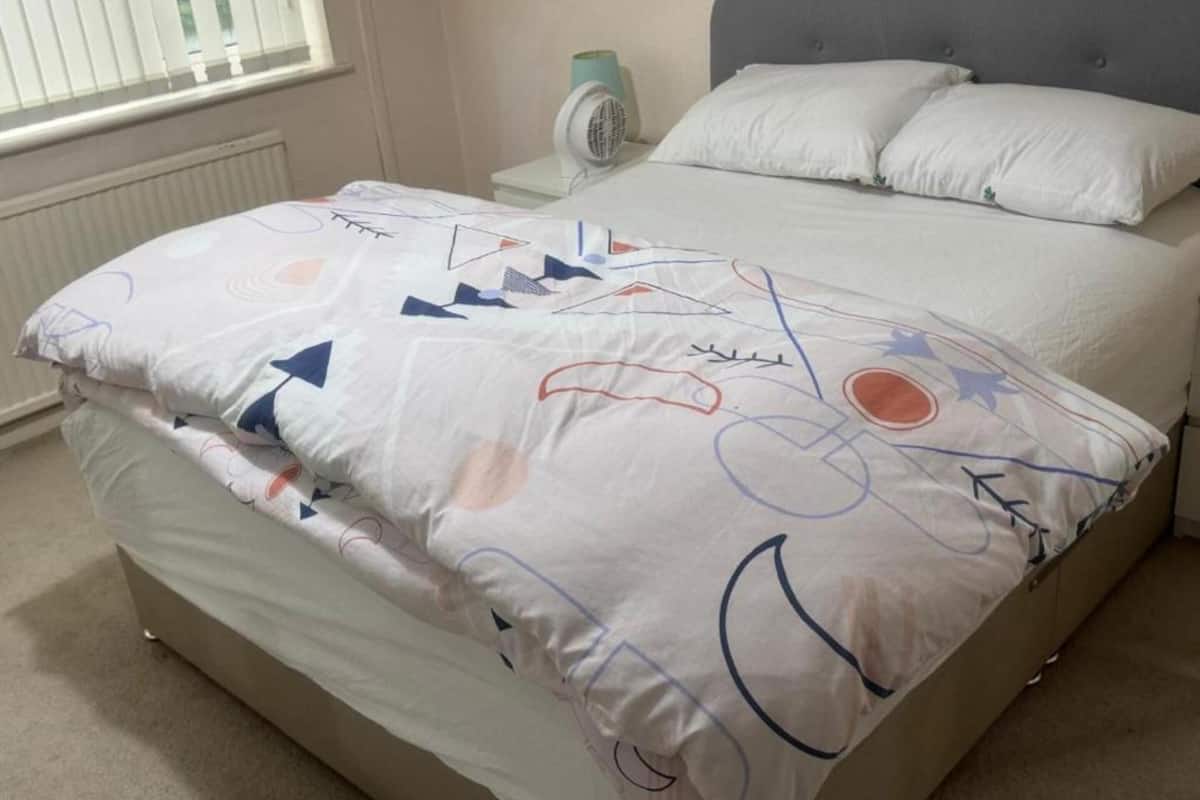 Iron/ironing board, free WiFi, bed sheets