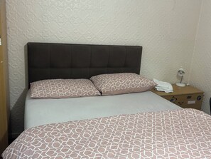 Fer et planche à repasser, Wi-Fi gratuit, draps fournis