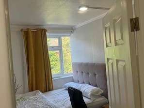 Iron/ironing board, free WiFi, bed sheets
