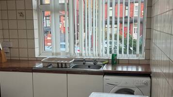 Habitación estándar, 3 camas individuales (Shared) | Tabla de planchar con plancha, wifi gratis y ropa de cama