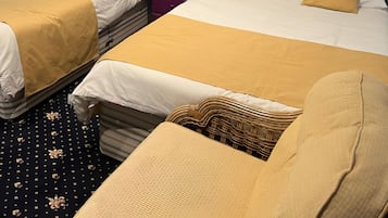 Standard Family Room for 4 | Una scrivania, insonorizzazione, ferro/asse da stiro, Wi-Fi gratuito