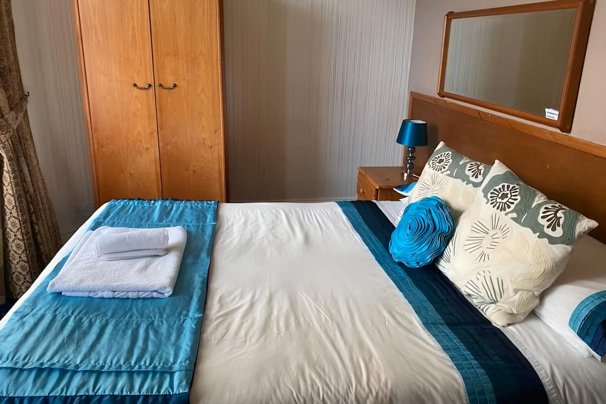 Standard Double Room | Desk, soundproofing, iron/ironing board, WiFi (free)