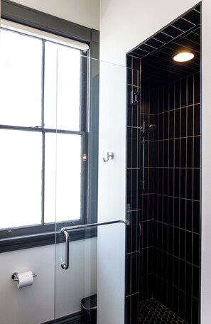 Dusche, Haartrockner, Handtücher, Seife