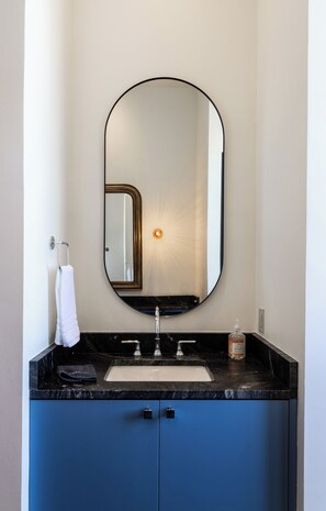 Suihku, hiustenkuivaaja, pyyhkeet, saippua