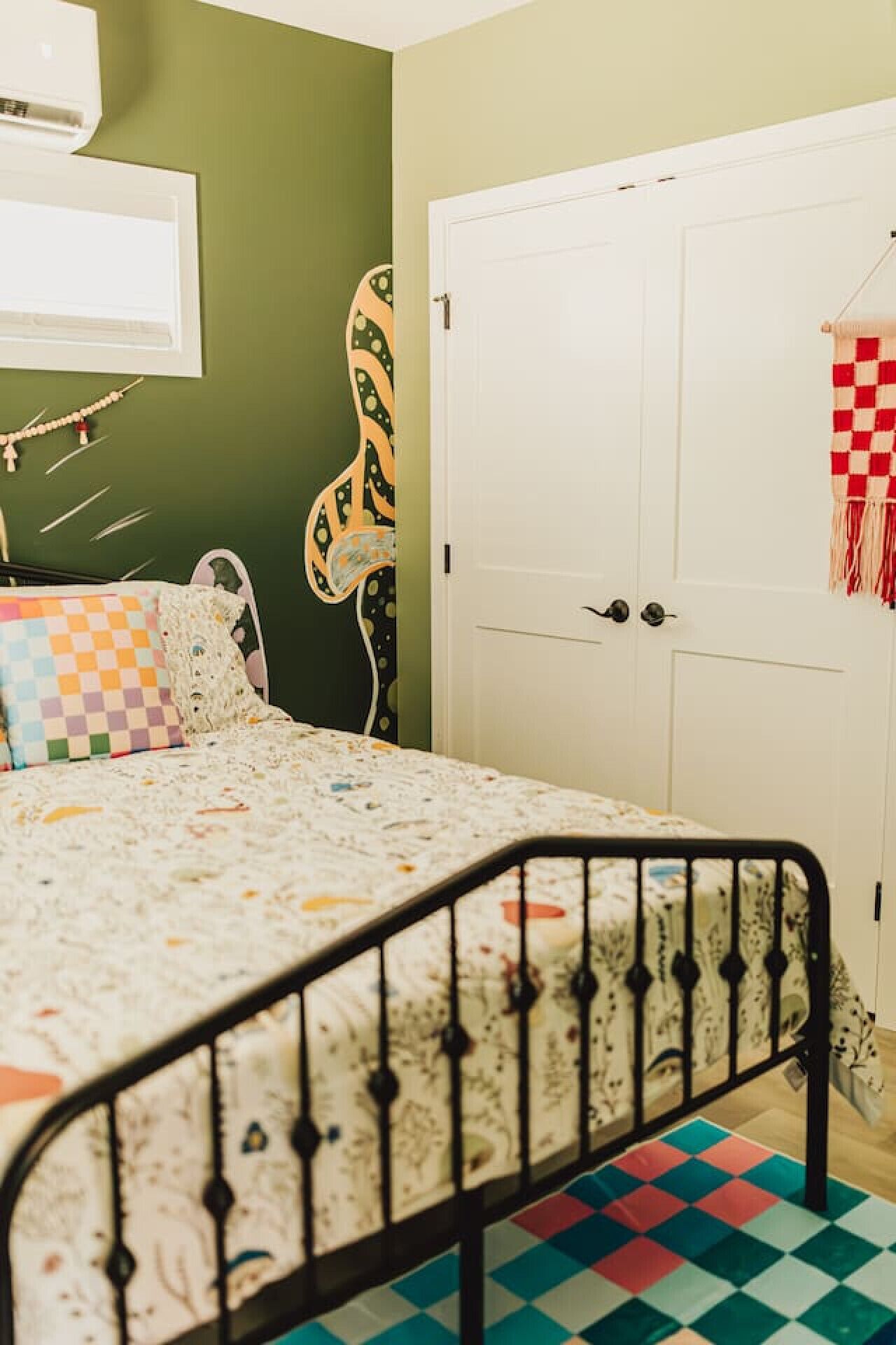 2 bedrooms, desk, travel cot, WiFi