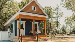 Exterior - The Little house  W/ Pool & Spa (Lincoln)