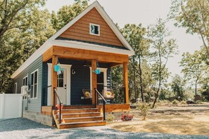 Exterior - The Little house  W/ Pool & Spa (Lincoln)