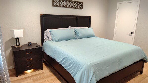 アイロン / アイロン台、WiFi (無料)、ベッドシーツ