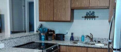 Frigorífico, microondas, horno y placa de cocina