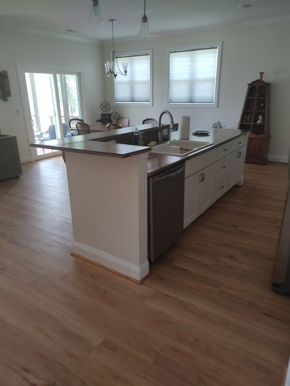 Réfrigérateur, four, plaque de cuisson, lave-vaisselle