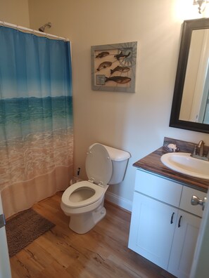 Dusche, Handtücher, Toilettenpapier