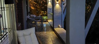 Charming 1-bedroom villa with WiFi and AC in amazing Istanbul