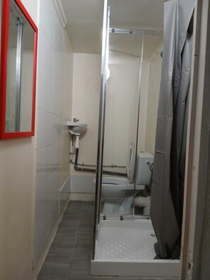 Regadera, toallas, jabón, papel de baño 