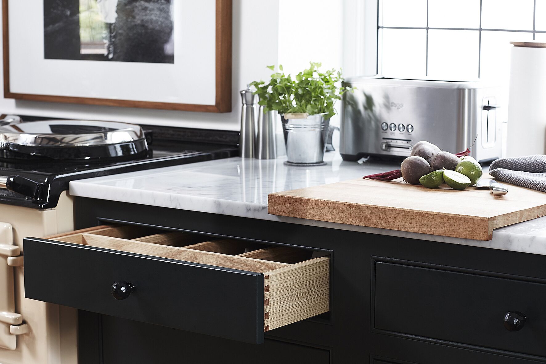 Een koelkast, een magnetron, een oven, een kookplaat