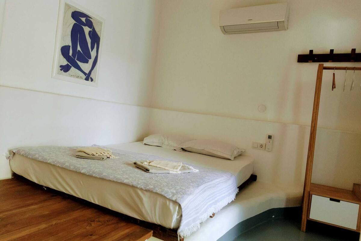 Deluxe Room, Garden View | Iron/ironing board, free WiFi