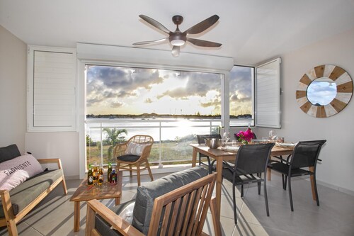 Charming 1BR apt lagoon & sunset view 2/3p