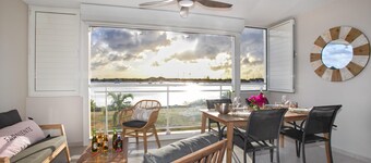 Charming 1BR apt lagoon & sunset view 2/3p
