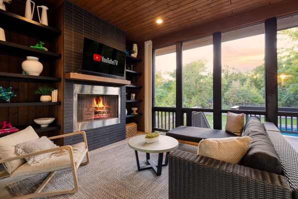 Smart TV, fireplace