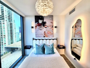 2 عدّة غرف نوم ومكواة/لوح كي وسرير سفر وواي فاي