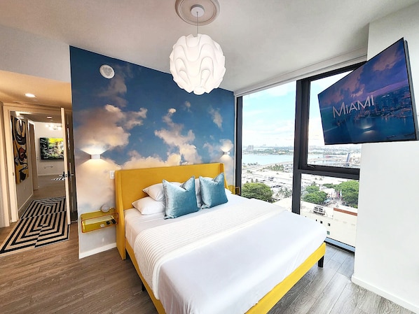 2 bedrooms, iron/ironing board, travel crib, WiFi - NEW! Electric Luxury Downtown Bayfront Brickell (Miami)