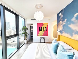 Een strijkplank/strijkijzer, reisbedje, wifi, beddengoed