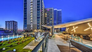 A rooftop pool area with lounge chairs and a bar with a modern design. - NEW! Electric Luxury Downtown Bayfront Brickell (Miami)