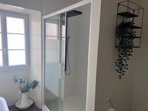 Haartrockner, Handtücher, Seife, Toilettenpapier