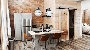 Réfrigérateur, micro-ondes, plaque de cuisson, lave-vaisselle