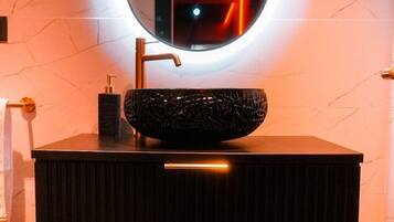 Jetted tub, hair dryer, bidet, towels