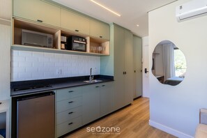 A modern kitchen with built-in appliances, a dishwasher, and a sink. - Studios With Side Sea View at Penha Spot PSO - L (Penha)
