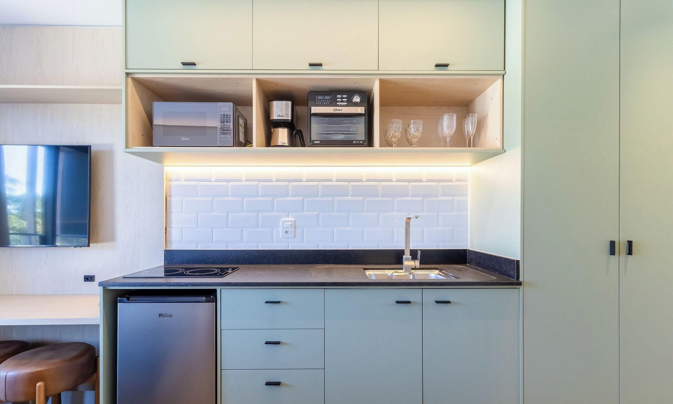 Una cocina moderna equipada con lavavajillas, cafetera y microondas.