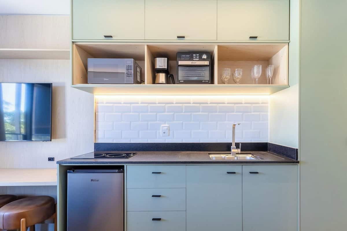Una cocina moderna equipada con lavavajillas, cafetera y microondas.