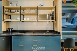 A compact kitchen with built-in shelves, a microwave, and a sink. - Studios With Side Sea View at Penha Spot PSO - L (Penha)