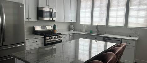 Micro-ondes, four, plaque de cuisson, lave-vaisselle