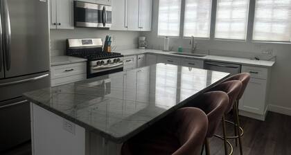 Parking for trailers and motorhomes, 4 beds/4baths, private courtyard w/hot tub