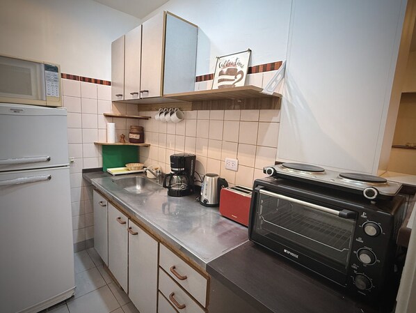 Apartment, 1 Bedroom | Private kitchen | Microwave, oven, stovetop, coffee/tea maker