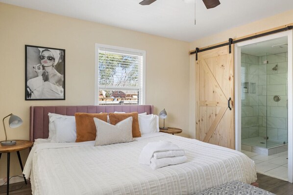 4 bedrooms, iron/ironing board, WiFi, bed sheets