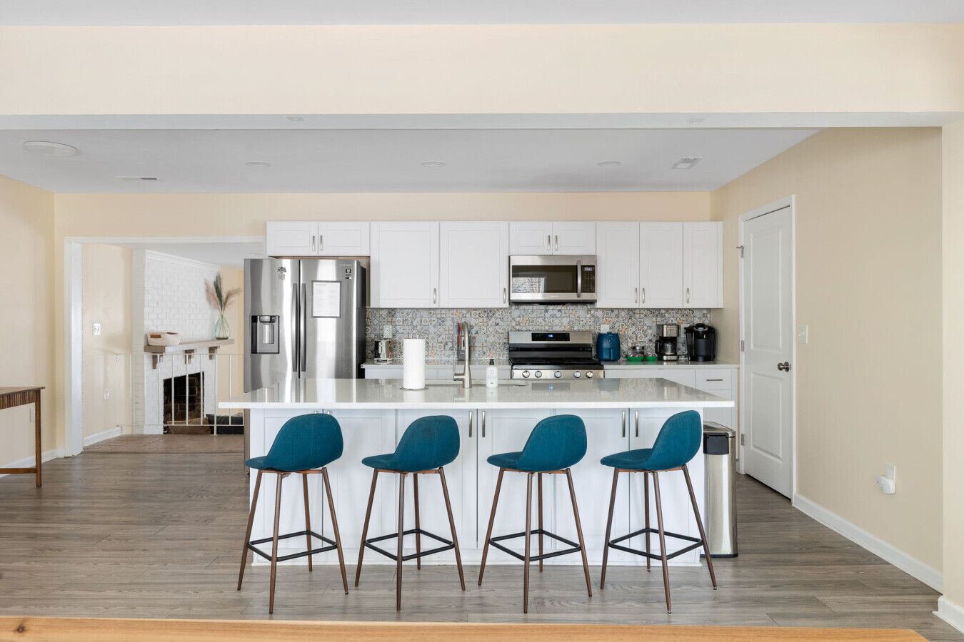 Kjøleskap, mikrobølgeovn, kokeplater og oppvaskmaskin