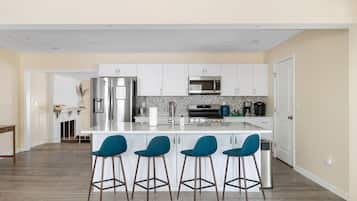 Kjøleskap, mikrobølgeovn, kokeplater og oppvaskmaskin