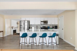 Kjøleskap, mikrobølgeovn, kokeplater og oppvaskmaskin