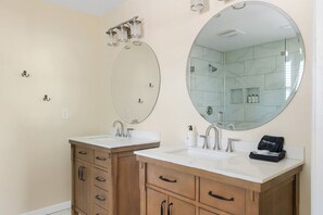 Hårføner og håndklær