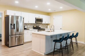 Fridge, microwave, stovetop, dishwasher - Pool Home - Perfect for Families - 4 Bedrooms (Hanahan)